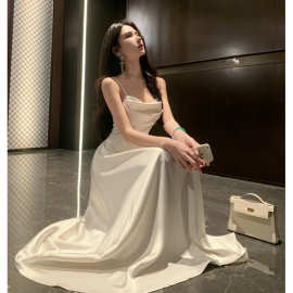 实拍 白色吊带连衣裙女新款时尚缎面显瘦收腰轻奢高级感订婚礼