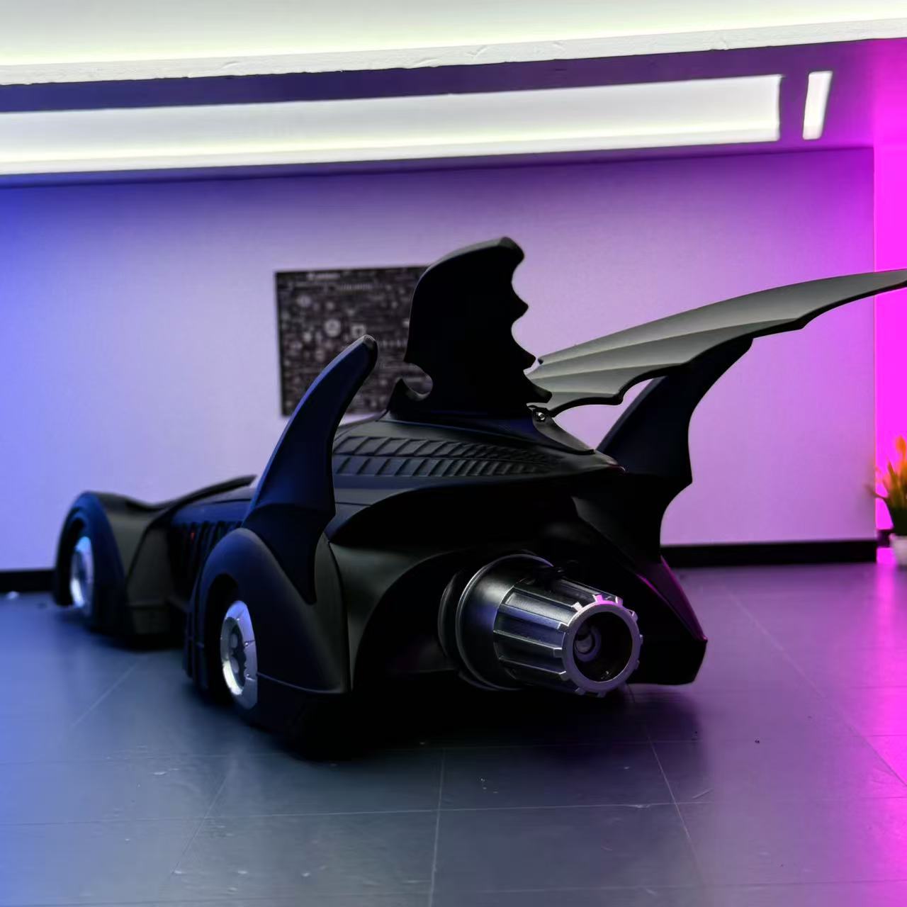 Modelo de coche Qiyi 1:18 Bat Chariot 1995 con spray aleación coche deportivo modelo de sonido decoración coche de juguete