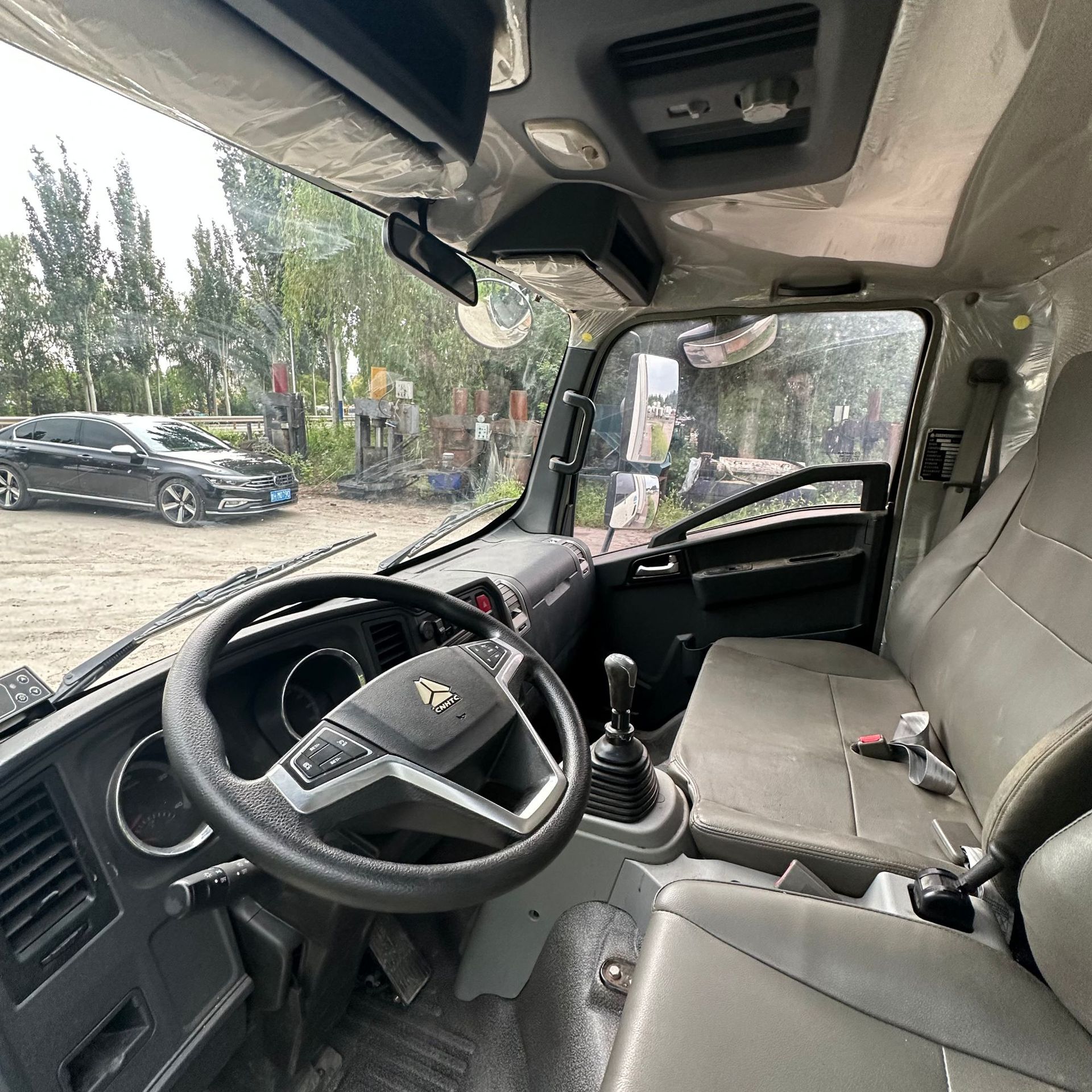 出口专供豪沃 4×2 冷链冷藏车 厢式冷冻车海外生鲜食材配送车