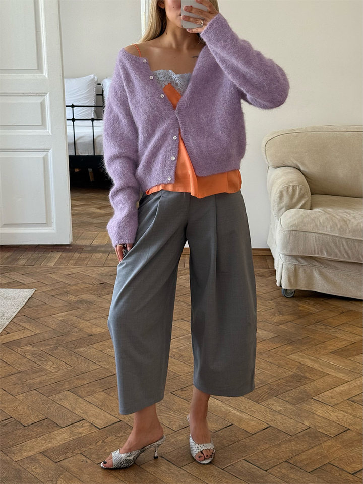 Áo khoác cardigan len nữ dáng rộng một hàng cúc, chất liệu dệt kim mềm mại, phong cách thanh lịch — Màu hồng nhạt (hàng có sẵn), Màu xanh lá cây (có hàng), Màu xanh ô liu (đốm), Màu xanh đậm (Còn hàng) chi tiết 40