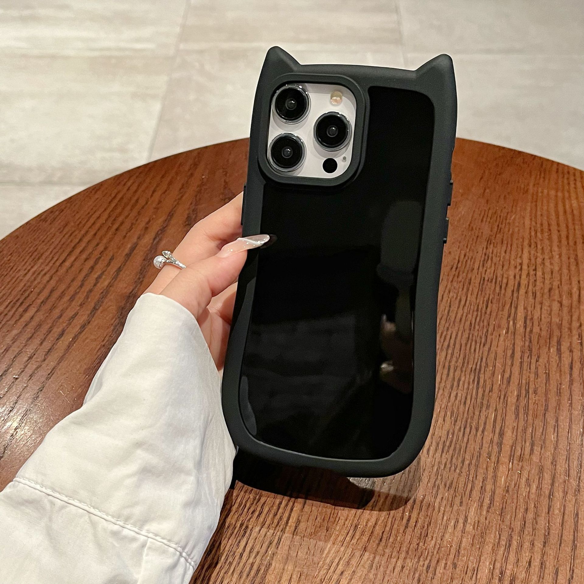 猫の耳の殻はiphone16 proの保護カバーの純色のアイデアのリンゴ14promaxの全柔らかい携帯の箱を適用します。