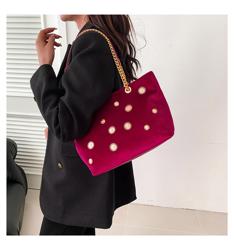 High-end and personalized hardware single-shoulder bag for women, new autumn 2024 collection, velvet chain handbag, stylish tote bag undefined