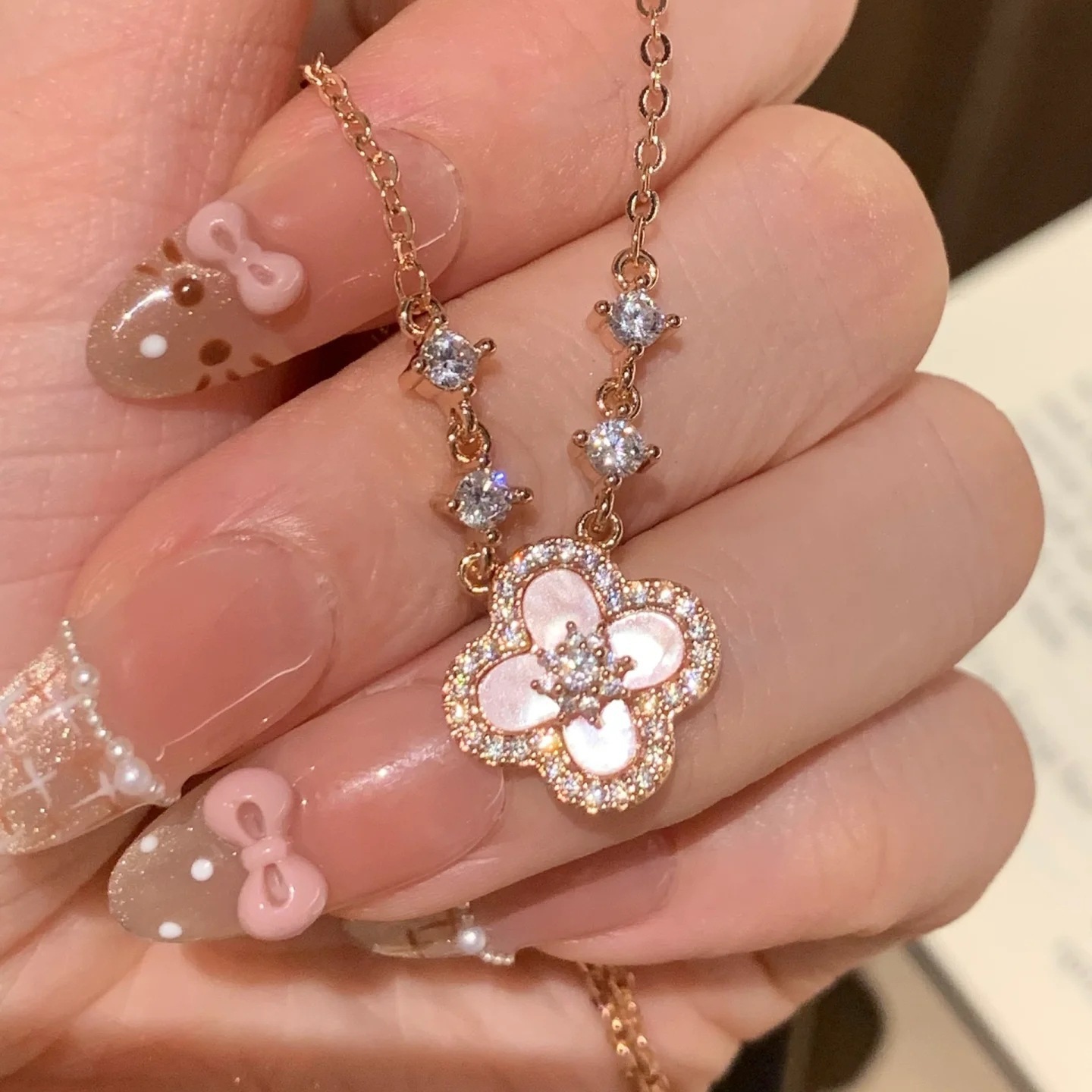 Pink Flower Sparkling Diamond Necklace, Exquisite, Light, Luxurious, High-End, Simple, Versatile, Fashionable and Trendy Clavicle Chain Necklace