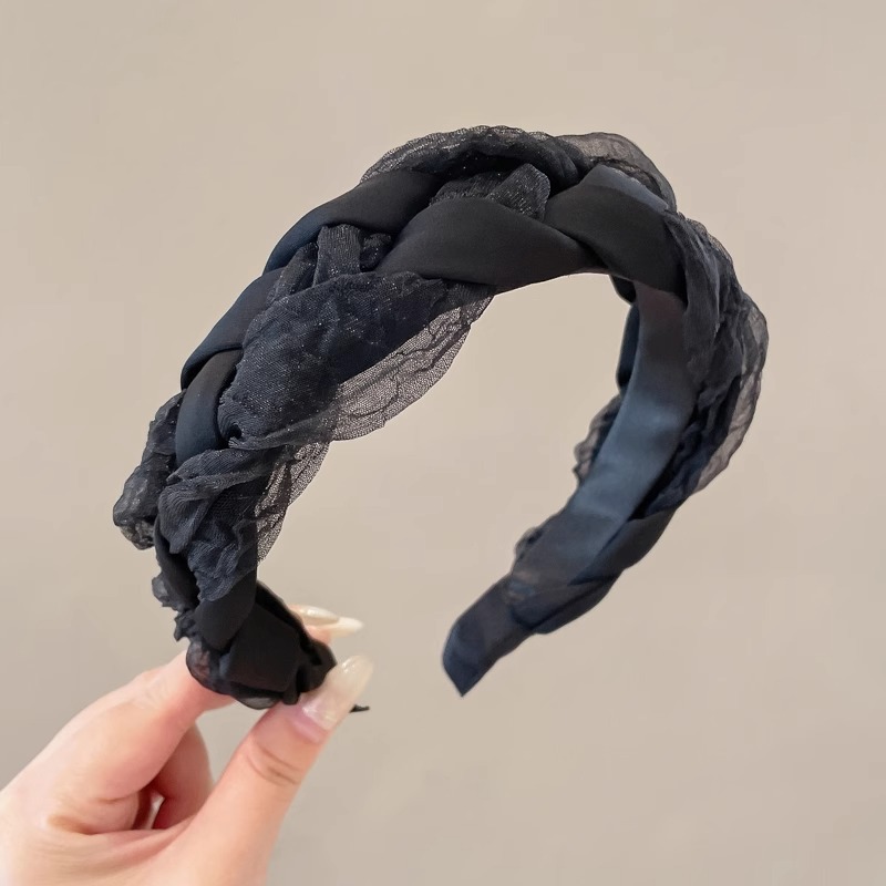 El mismo tipo de correa de ciervo blanco aumenta la altura de la correa de cabello plegada de la parte superior del cráneo. Las tarjetas de cabello de primavera muestran cara pequeña en 2025.