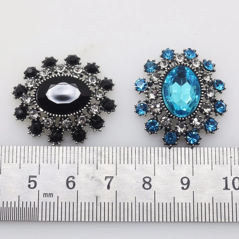 Accessories, decorations with bow, brooch, metal accessory