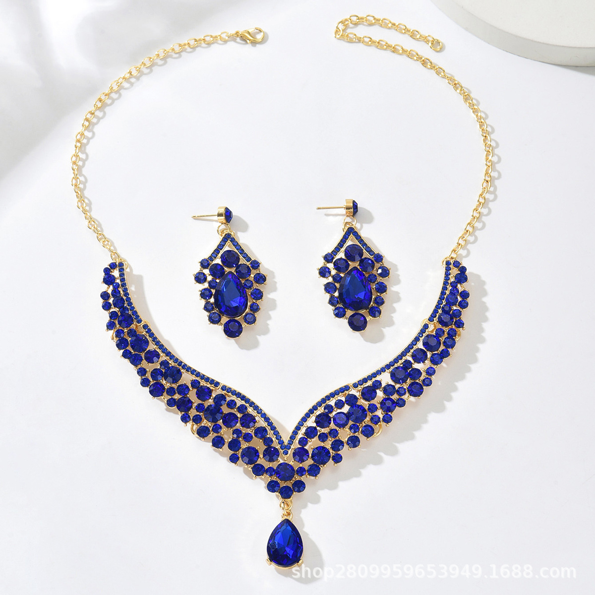 現物はレトロなアクセサリーの誇張ネックレスのイヤリングセットを提供しています。