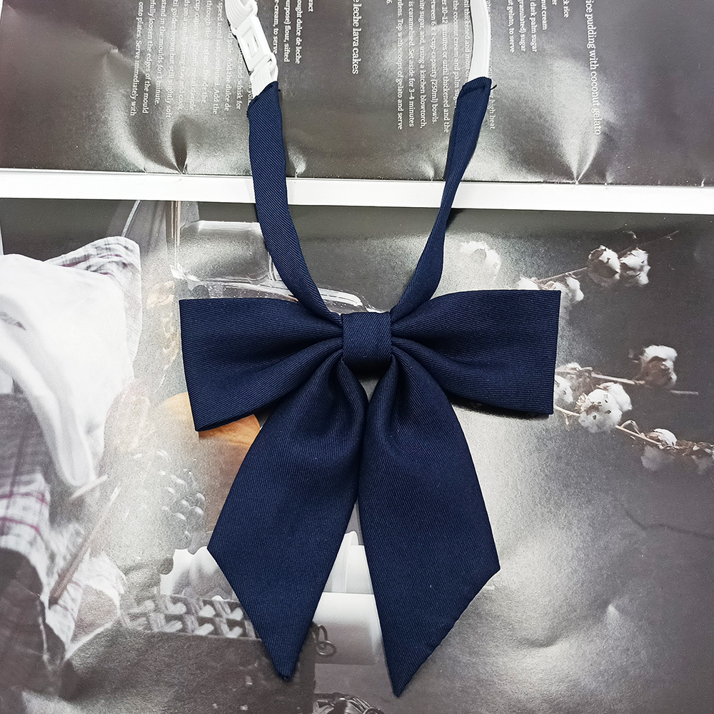 Spot al por mayor versión estrecha niña pequeña pajarita de raíz de plumas pajarita flor moda nuevo lazo color sólido jk pajarita satinado