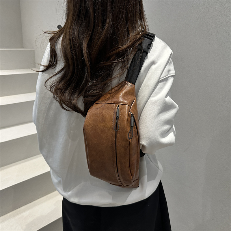 Texturas extranjeras de invierno 2025, nuevo bolso de pecho de moda casual, simple retro de hombro, bolso de cinturón pequeño.