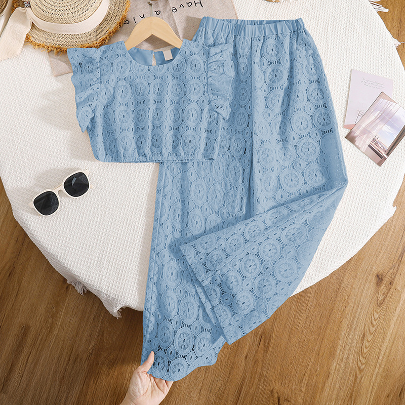Conjunto de dos piezas para niñas, ropa infantil de comercio exterior, nueva colección primavera/verano 2026, estilo coreano, top con encaje hueco y mangas con volantes, y pantalones de pierna ancha.