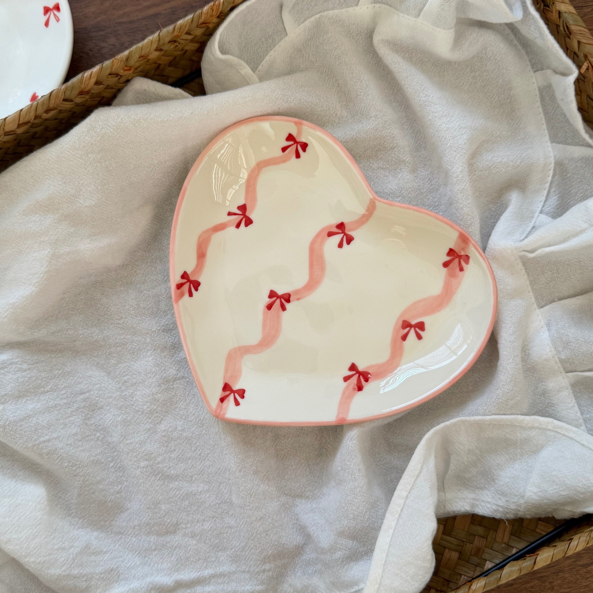 Estilo coreano inswind pintado a mano amor cerámica tazas y platos mano empujada irregular taza de café en forma de corazón plato de mesa de la tarde plato de taza