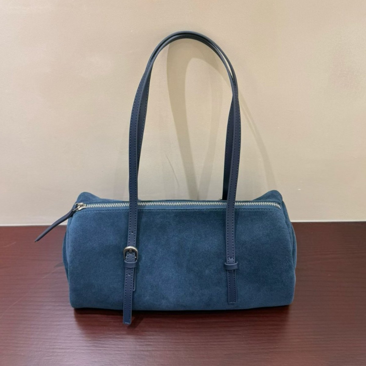 Korean niche design 2026 autumn/winter Guangzhou women's handbag new collection: retro matte leather cylindrical underarm bag