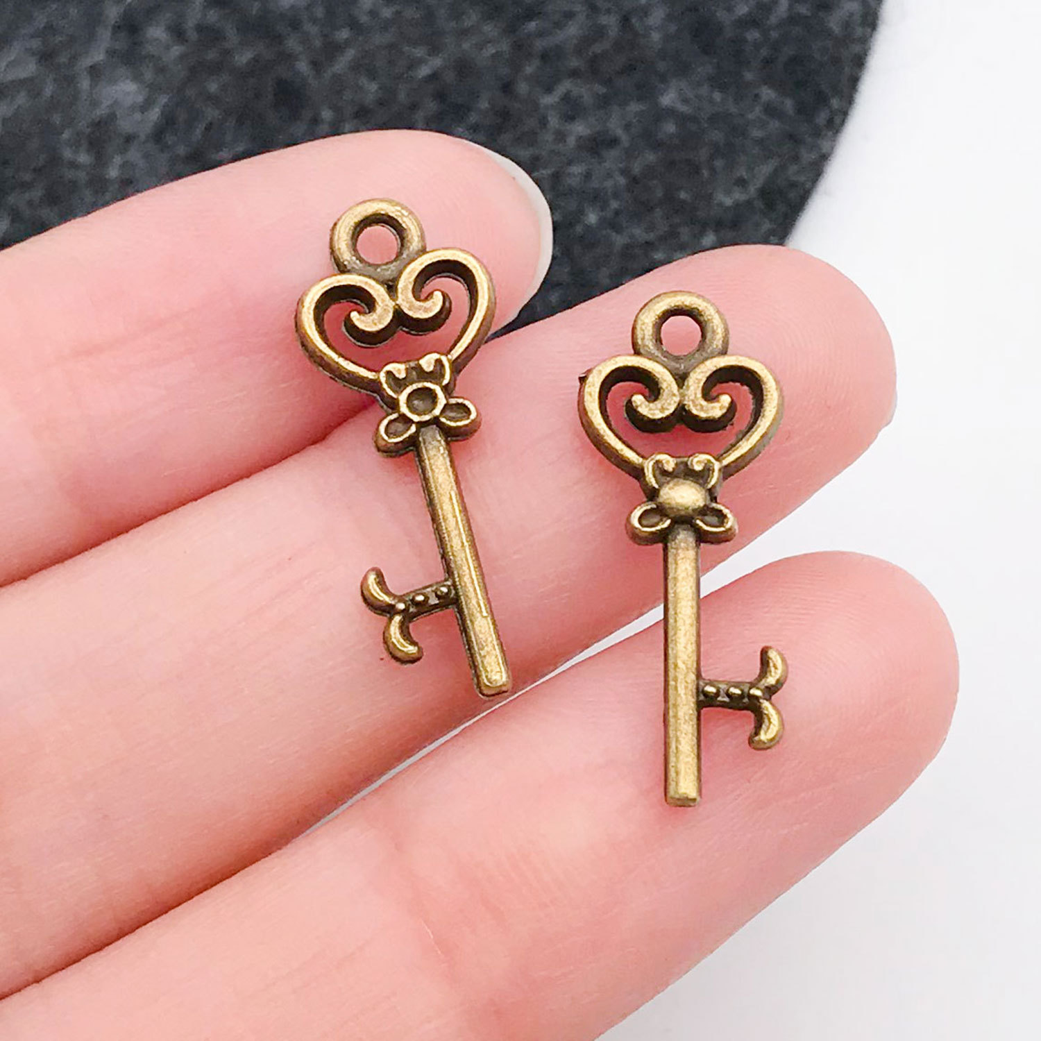 8063-Y-古青桃爱心形小钥匙8x22mm-锌合金-0.6