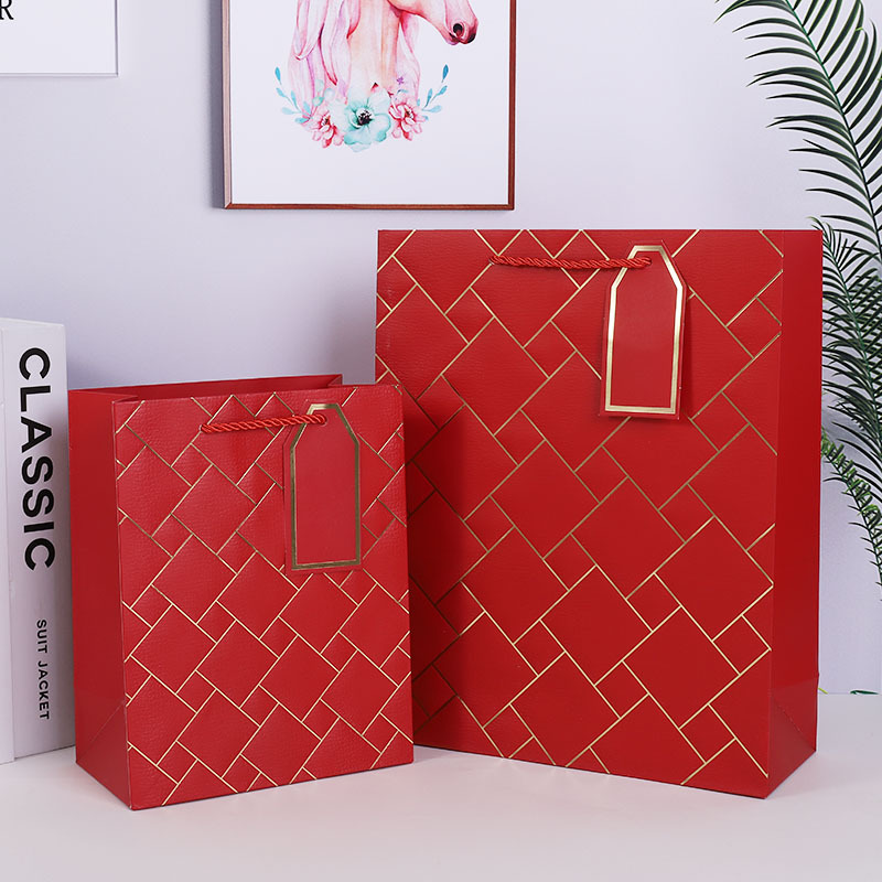 Bolsa de regalo de estilo de textura de cuero de alta gama Bolsa de cartón blanco a cuadros dorado creativo Nuevo en stock bolso al por mayor