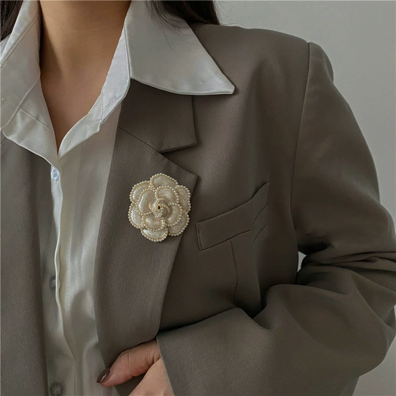Гребень кузнец Mountain Tea Lapel Pin Brooch, стиль ретро Camellia, эмаль и имитация жемчуга, 4.6 см
