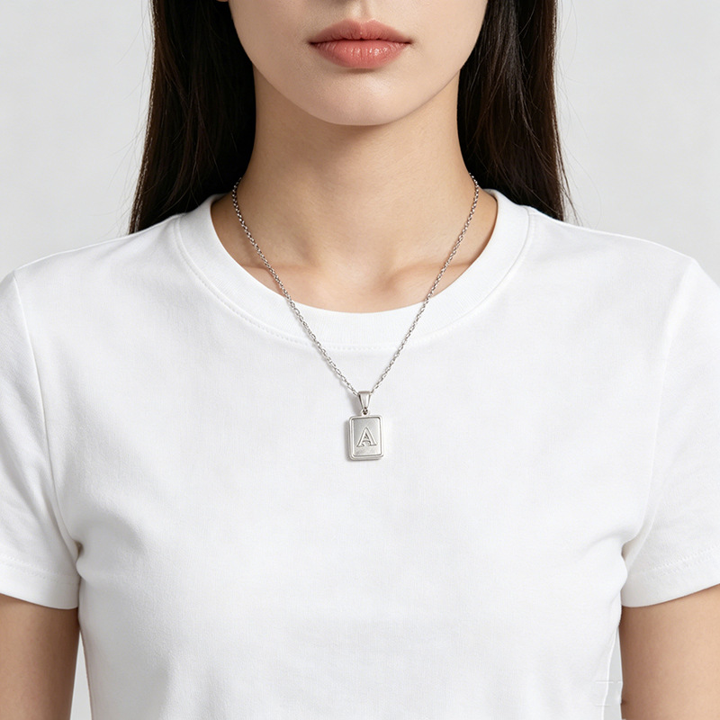 Collar de acero inoxidable minimalista estilo europeo y americano para mujer, colgante de letra mayúscula con forma de concha cuadrada de titanio para mujer.