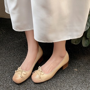 ���s�ٴ�ۼtɫ��ЬŮ�\�ں����Y�A�^������Ů�и��ָ���ȹ�ӵ�Ь