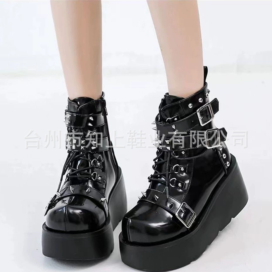 Ботинки на толстой подошве 2023 Новые короткие сапоги на толстой подошве с заклепками и подвесками Женские мотоциклетные ботинки в европейском и американском стиле в стиле Темный панк