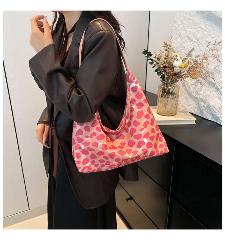 A new minimalist canvas bag with a large capacity in Korean fashion, a leopard print commuter single-shoulder crossbody bag undefined