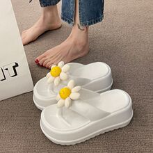 可爱花朵海边沙滩拖鞋女夏外穿2026年新款松糕厚底凉拖网红人字拖