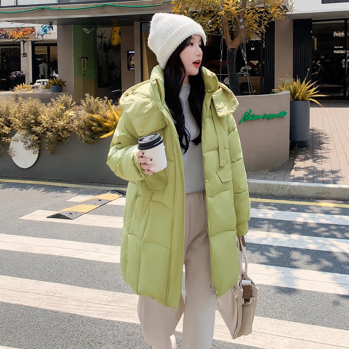 2025 ropa de algodón de estudiantes para mujeres medianas y largas 2025 invierno nuevo estilo casual encapuchado rodilla gruesa chaqueta de algodón abrigo