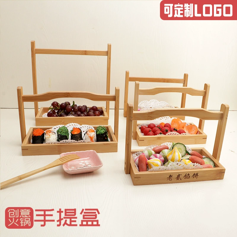 В ресторане с горячими горшками висит утиная колбаса, бамбуковая коробка, поднос для приготовления овощей, поднос с фруктами, корзина с фруктами