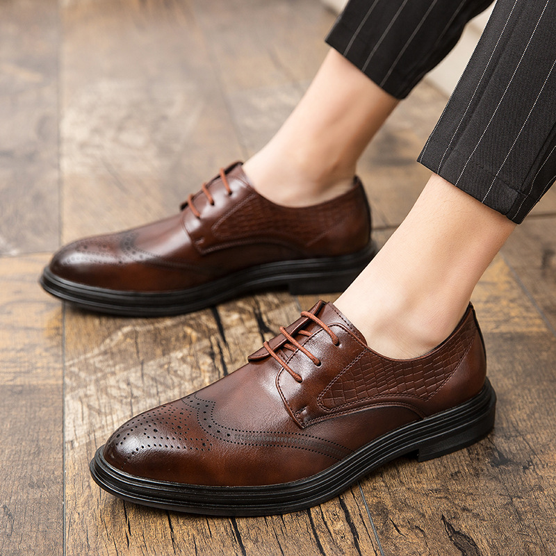 2025 zapatos de cuero para hombres de boda traje de novio negocios británico punta barro peluquería tallada zapatos casuales para hombres