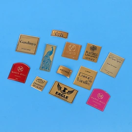 标签、标牌;铭牌