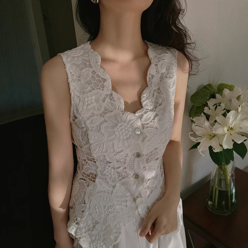Spot 2025 Summer Elegant French Niche Design Top Retro Heavy Industry White Cut Out Embroidered Waist Slimming Look Vest