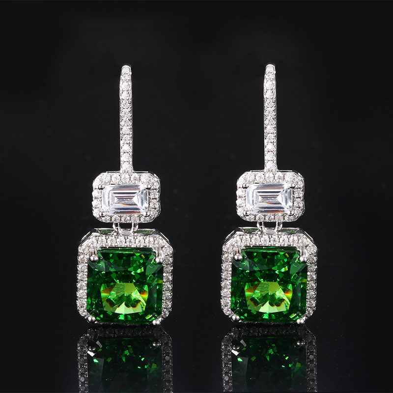 2024 Nueva Zhuang Sheng joyería de cobre inferior chapado en oro de diamantes de alto carbono Flor de hielo Corte pendientes de oreja pendientes de piedra principal femenina 10*10