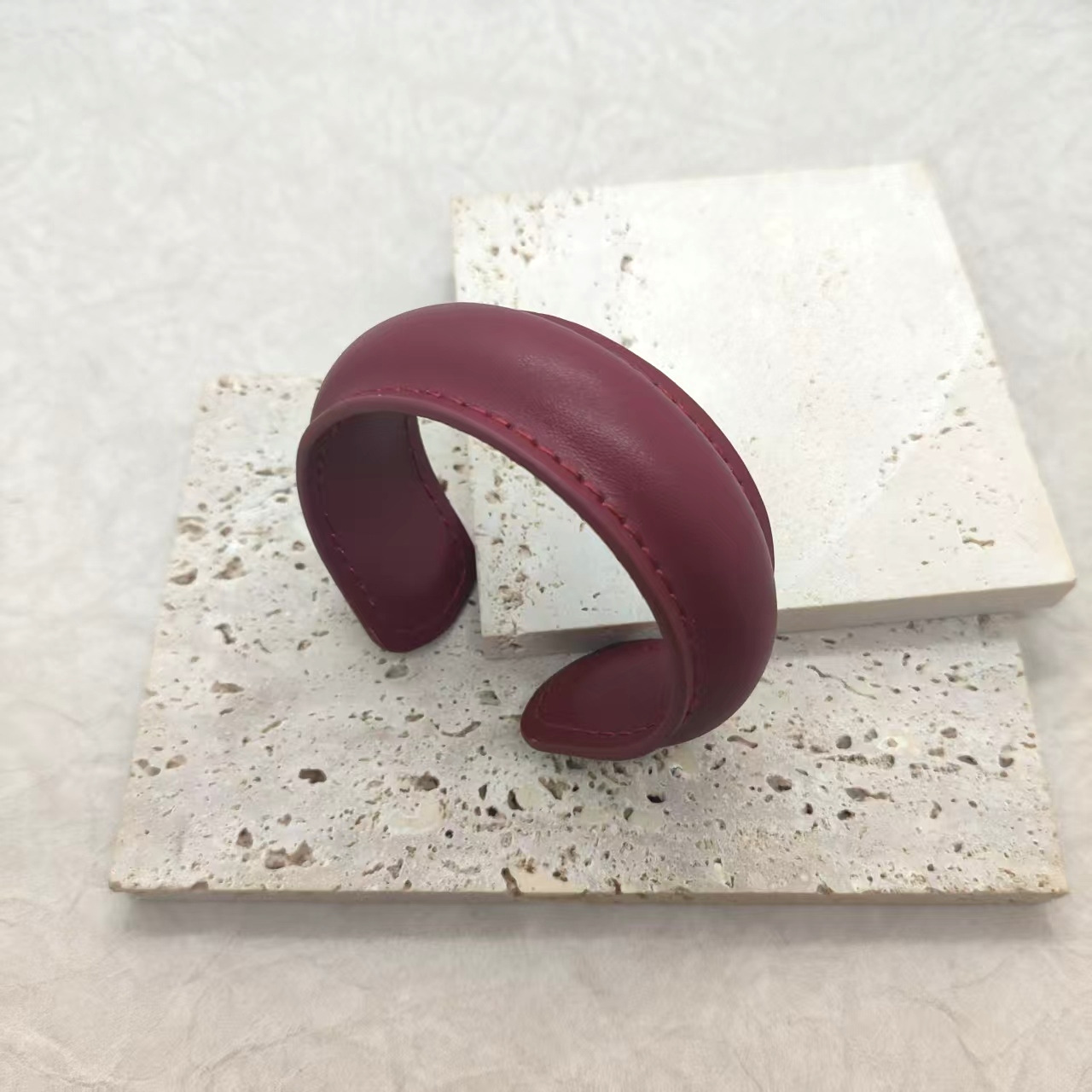 革の極めてシンプルなオープンブレスレット