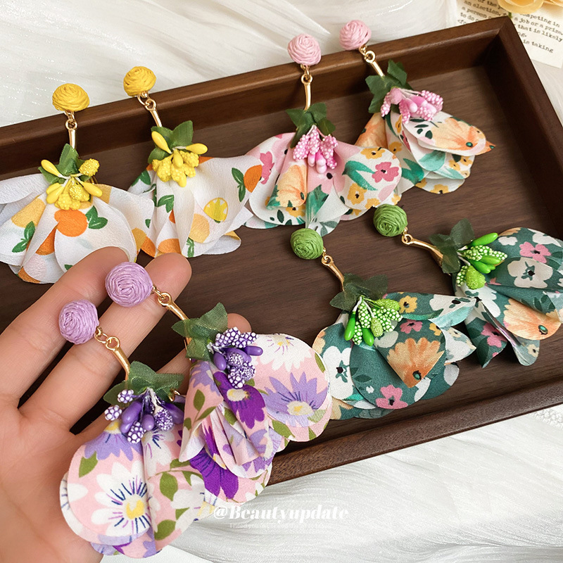Pendientes de borla de flores de tela de rafio Pendientes de temperamento de estilo de vacaciones junto al mar Pendientes de lujo ligero de nicho para mujer