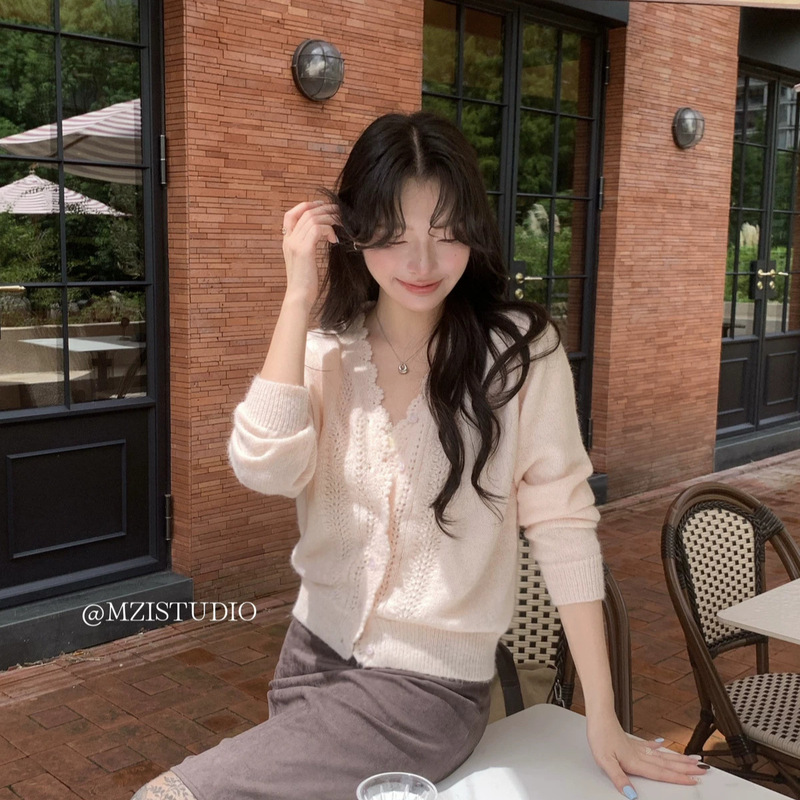 MZI STUDIO autumn collection: Korean-style, sweet and versatile, slimming, single-button, lace-trimmed V-neck, warm sweater A80231