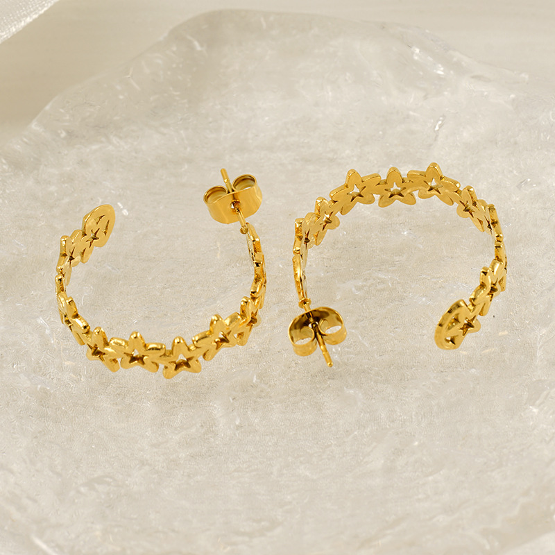 Nuevos pendientes de estrella de cinco puntas huecos de 18 quilates transfronterizos, diseño de nicho femenino, pendientes de personalidad de acero de titanio de moda simple al por mayor