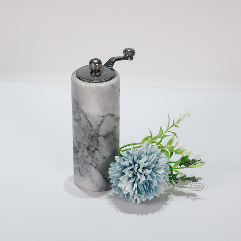 ����ֱ������ʯ��������ɫ����ʯ�κͺ������ϵ���ƿ�ҾӰڼ�