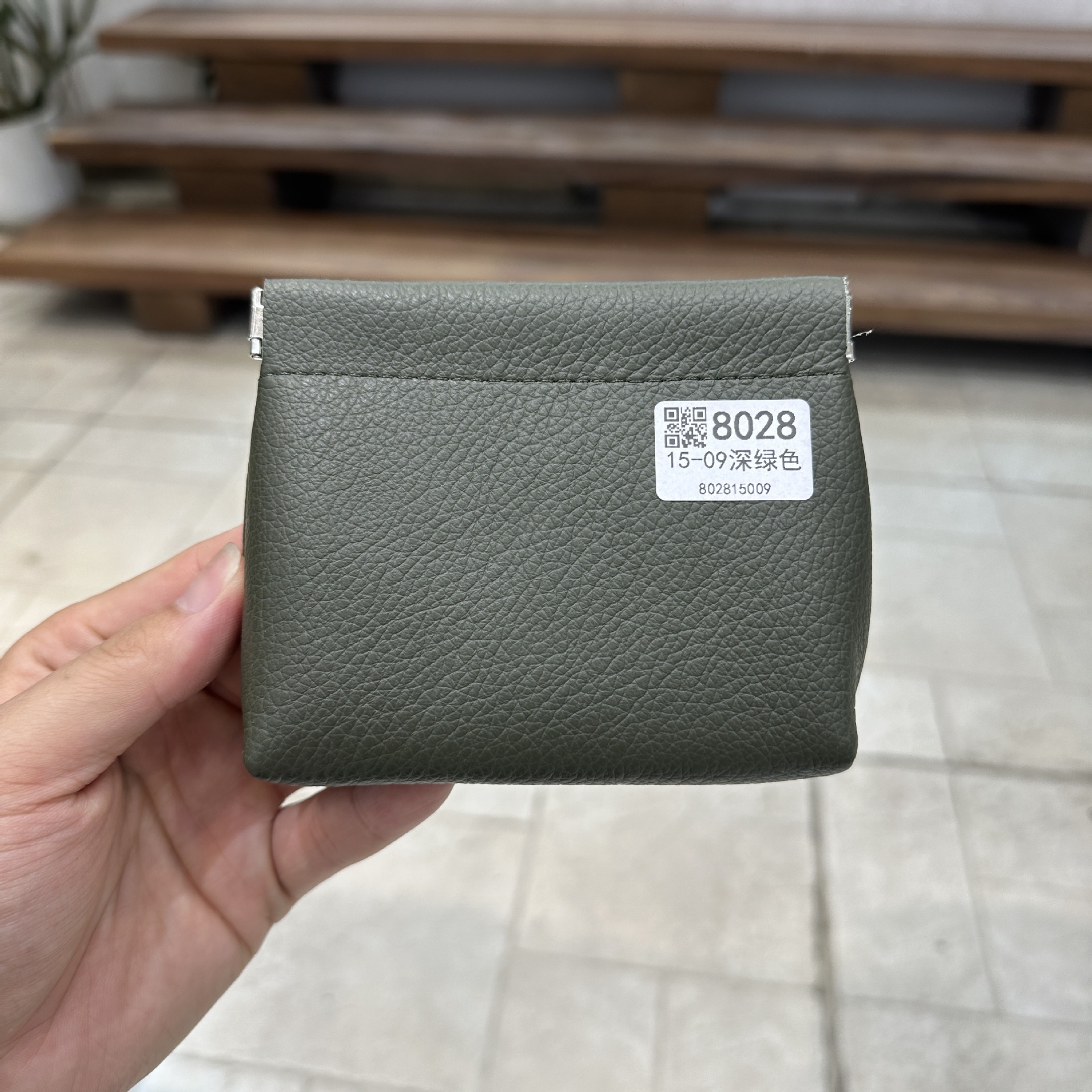 厚手の収納袋のトップ層の牛革は閉じています。