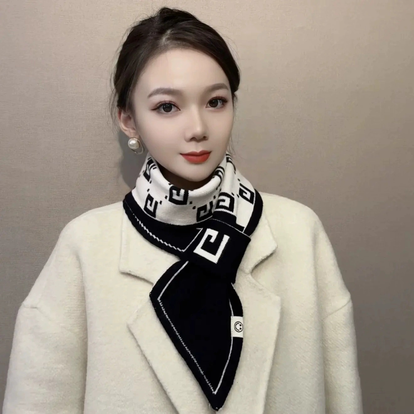 小围巾女款爆款2024新款围脖护颈女秋冬季保暖洋气加厚高档披肩