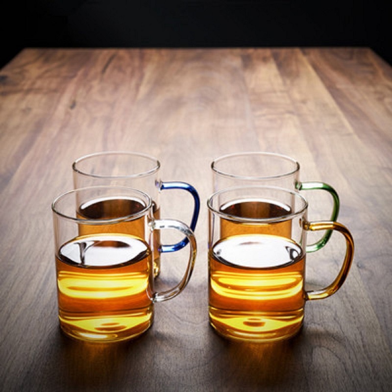 Taza de agua de mango de color recto de borosilicato al por mayor de fábrica con mango taza de té verde transparente de vidrio engrosado de una sola capa para el hogar