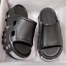 巴黎洞洞鞋女2025新款厚底增高铆钉凉鞋跨境金属包头拖鞋男一字拖