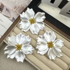 新型の手編みの大きいサイズの花の髪とイヤリングのピアスの靴の帽子の服のアクセサリーの部品