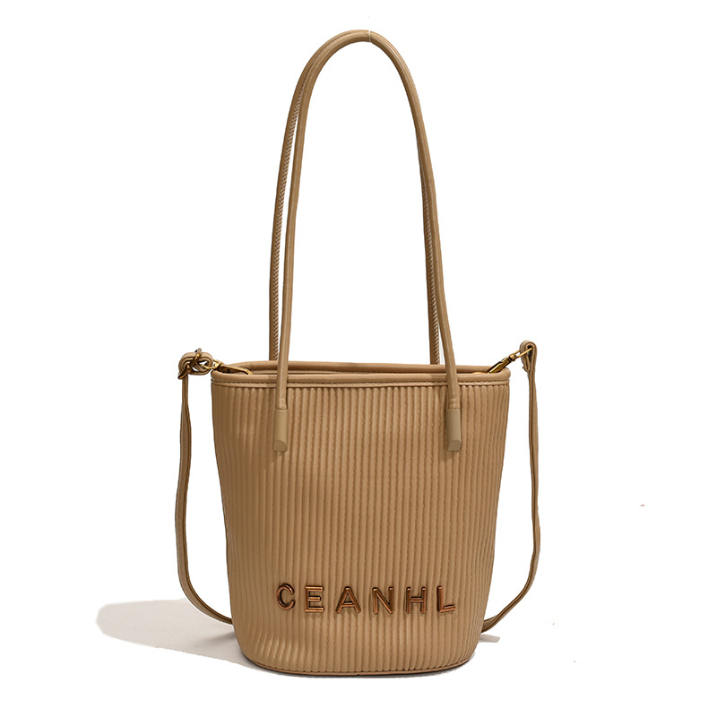 2025 otoño y invierno nuevo pequeño bolso a rayas de viento fragante bolso de cubo simple bolso de hombro de tendencia de mujeres bolso de mochila popular