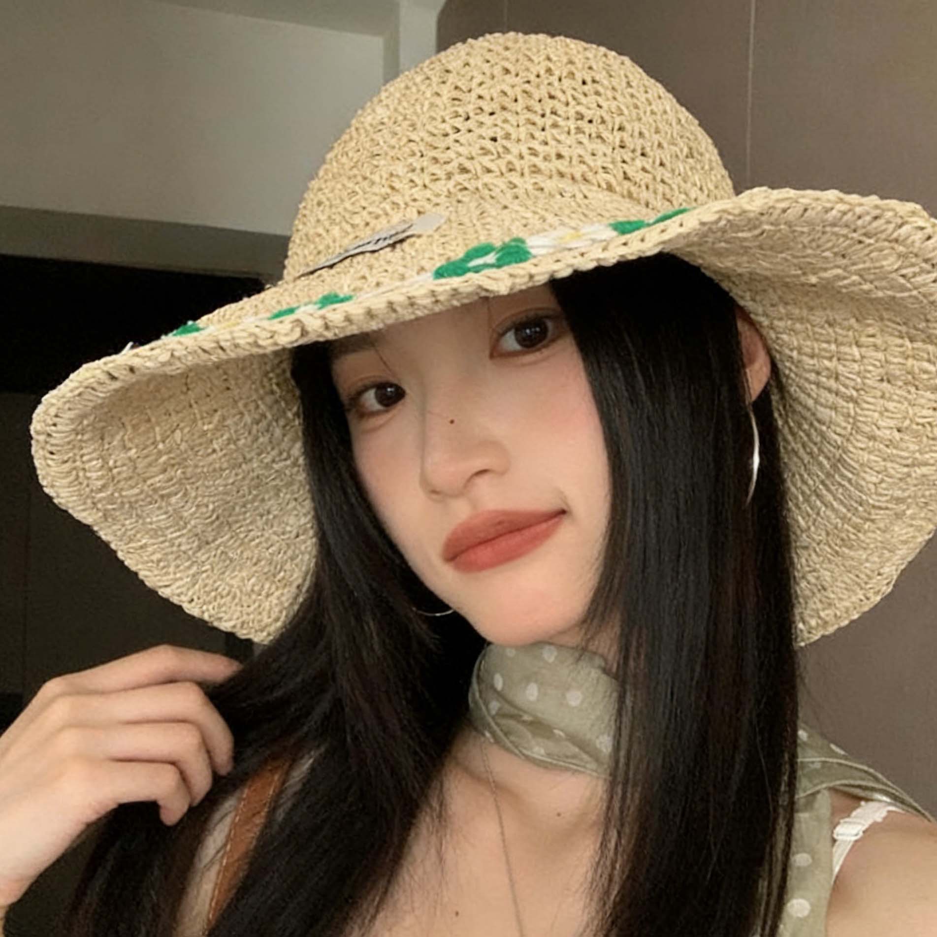 Beach sun hat solar-powered