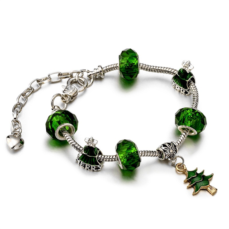 Fabricante de pulseras navideñas con cuentas de arcilla suave populares en Europa y América, chapado en aleación, con diseño de gota de aceite y campana de árbol de Navidad, en stock.