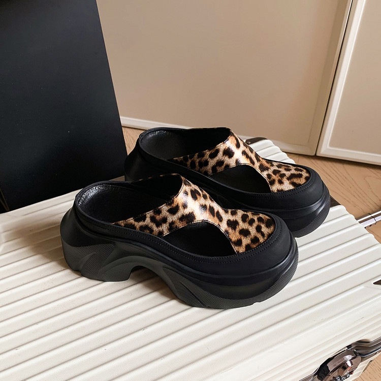 Dép sandal nữ da thật họa tiết da báo đế xuồng cao gót 9 cm — Trang chủ, màu đen, bạc chi tiết 96