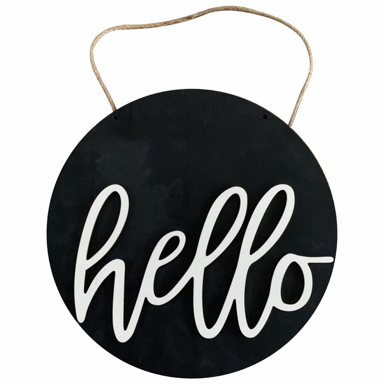 Olá estilo rural. A decoração circular inacabada da porta da frente recebe etiquetas e placas de madeira penduradas_voghion.com