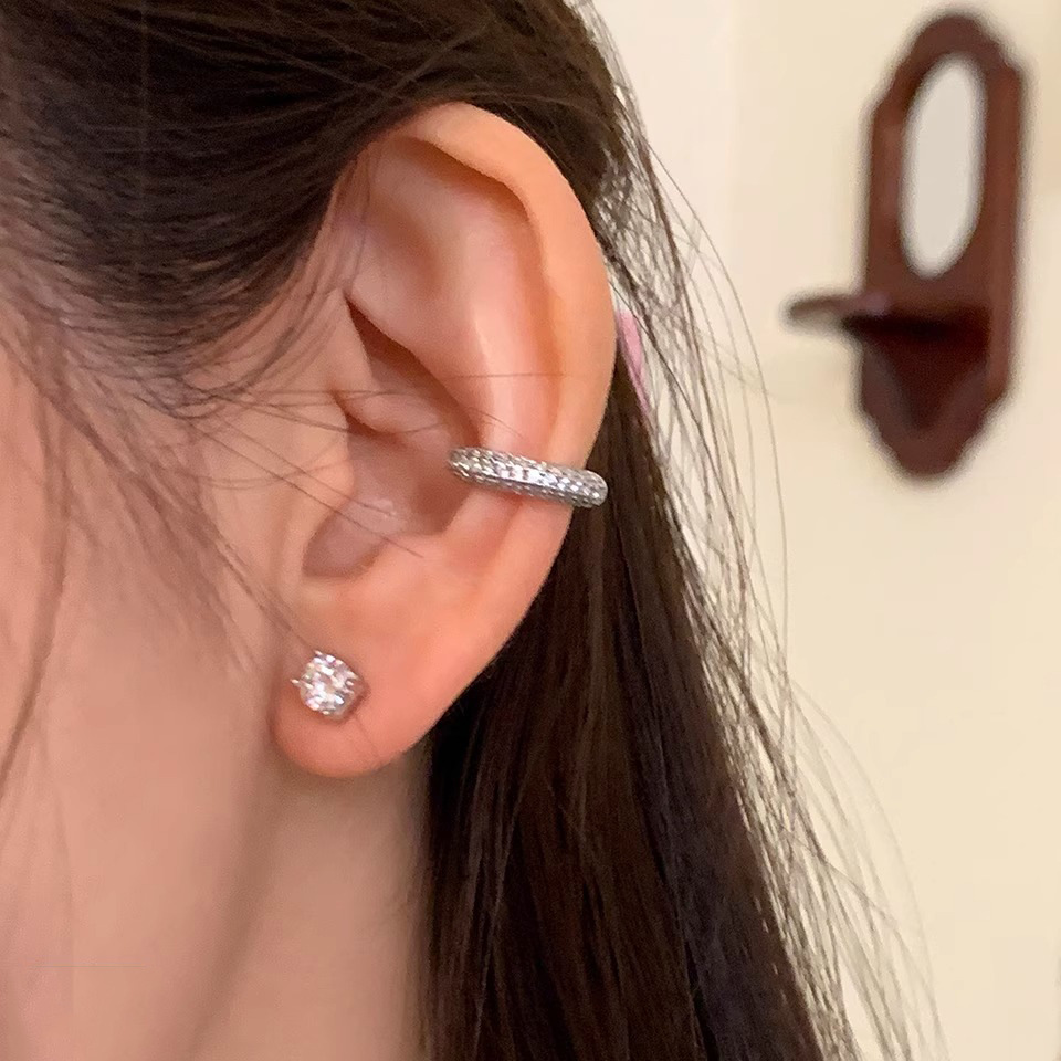 Hebilla de oreja brillante de gypsophila ~ Pendientes de anillo de oreja de diamante flash de medio círculo azul y blanco, anillo de hueso de oreja de nicho avanzado de moda femenina