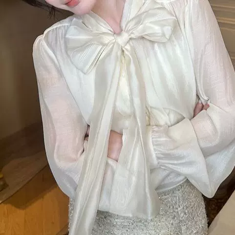 2025年春秋季时尚新款衬衫女通勤简约腔调感蝴蝶结飘带领长袖衬衣