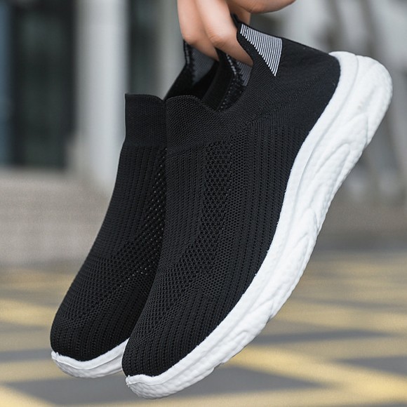 Zapatos de hombre transfronterizos perezosos de un pie 2025 primavera y verano malla zapatos de hombre zapatos casuales zapatos de todo fósforo de color sólido de fondo suave tejido volador