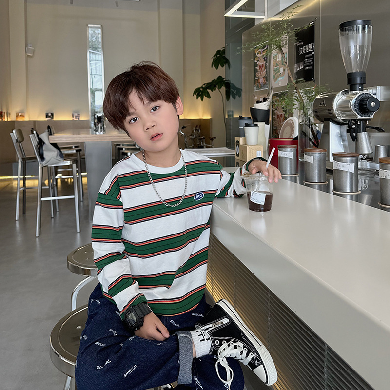 男の子と子供の秋の子供のストライプは色のおしゃれなtシャツの長袖のゆったりとしたカジュアルなtシャツの上着に似合います。
