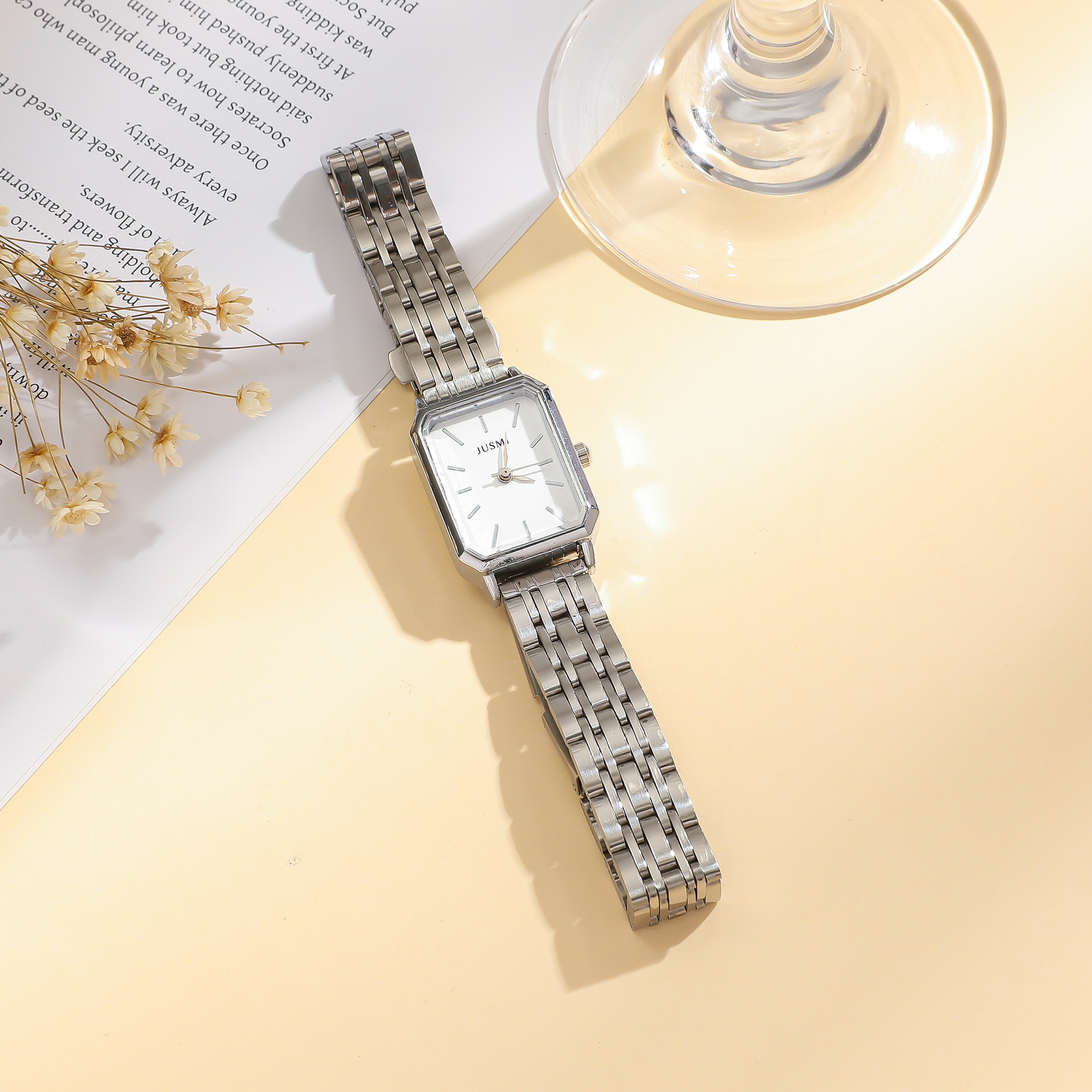 48g Weight Ordinary Glass Mirror Material Alloy Strap Material Casual Solid Color Buckle Quartz Watch Women's Watches