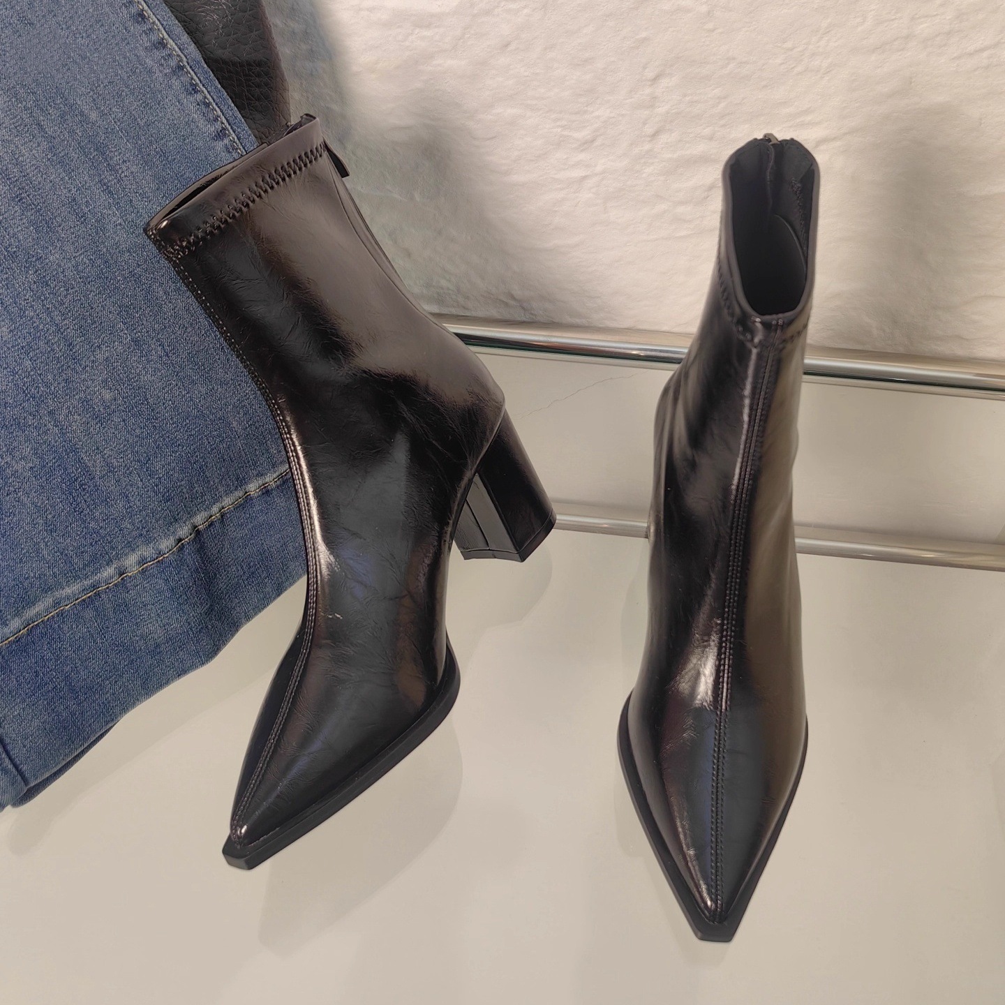 Women's Black Fleece-lined Leather Pointed Toe Ankle Boots_voghion.com